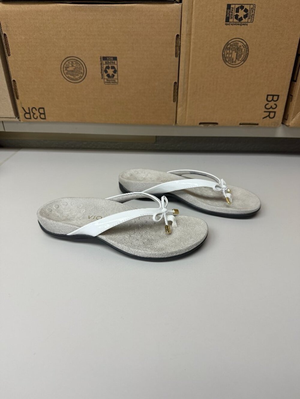 Vionic Bella Sandals - white/grey - size 6.5